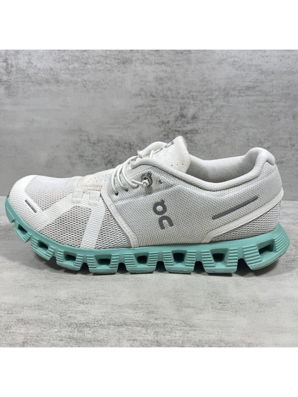 On Cloud 5 Running Shoes - Women's Size 8 - White Green This item is pre-owned.